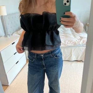 Svart axelbandslös topp från Zara - Säljer denna snygga festliga topp. Den är helt oanvänd! Nypris: 229 kr 