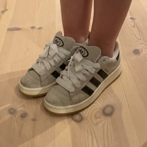 Adidas Campus  - Säljer mina Adidas Campus skor i beige färg med svarta ränder, kommer med både vita och svarta snören. Skriv för mer bilder💕