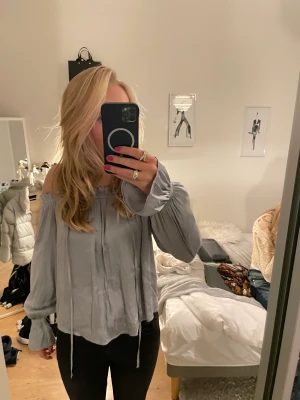 Silke blus - Säljer denna silke blus med offshoulder 