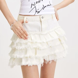 Vit kjol med volanger - Så fin vit kortkjol med flera lager av volanger, perfekt till sommaren!! Säljer då den tyvärr inte passar. Köpte för 400kr och den är endast använd en gång. Inga defekter och slutsåld på hemsidan. Pris går att diskuteras💞