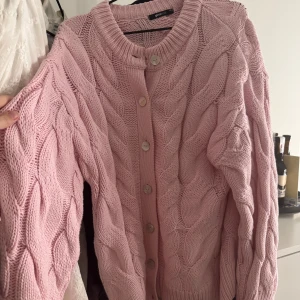 Rosa stickad kofta från Gina Tricot - Jätte fin kofta som är slutsåld, knappt använd🩷