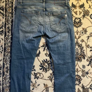Dondup George - - Dondup George — Storlek 31 — 9/10 - Bra skick utan skavanker — Inkluderat - Jeans — Retail 4000kr — Modellen är - 180cm, 65kg -