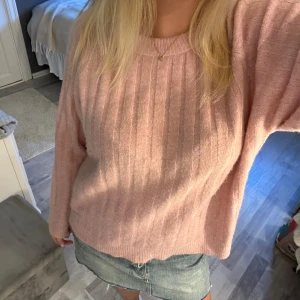 Rosa ribbad stickad tröja 157 XS - Supermysig ljusrosa stickad tröja från 157 i storlek XS. Tröjan har ett ribbat mönster och rund hals, med långa ärmar och relaxed passform💖
