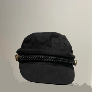 Svart skepparmössa med guldknappar - Stilren svart skepparmössa med klassisk form och böjd skärm. Har aldrig används💞
