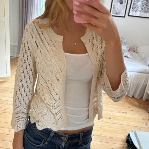 Stickad kofta - Superfin beige stickad kofta från JDY i storlek S. Tröjan har trekvartsärmar och fint stickat fönster💕 fint skick!!