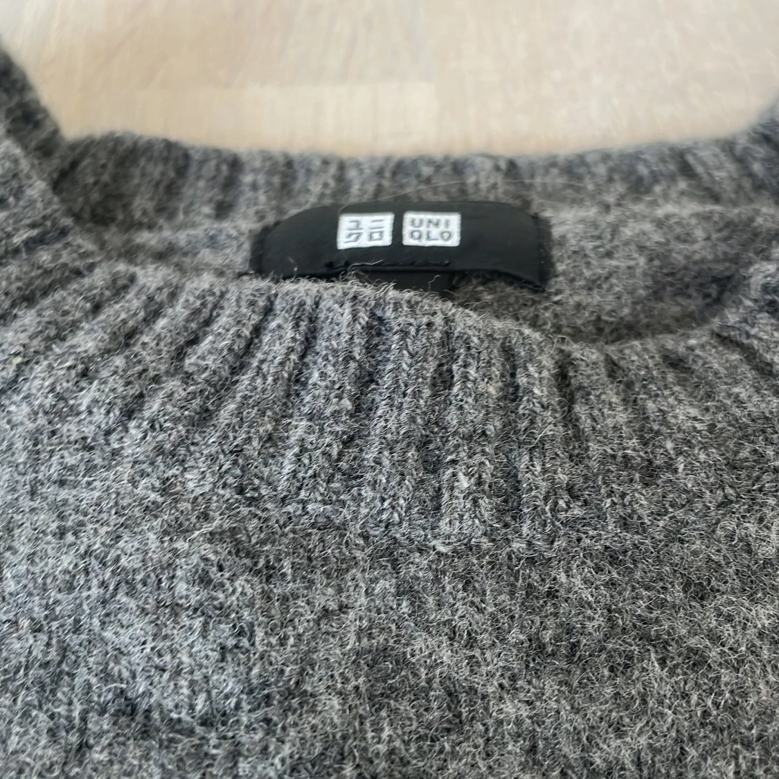 Grå stickad tröja från Uniqlo - 1