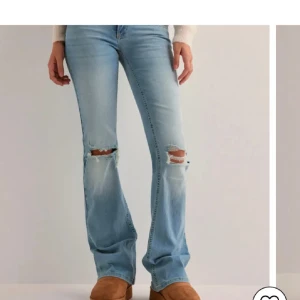 Ljusblå bootcut jeans med slitningar - Snygga ljusblå jeans från Nelly ❤️ knappt använda🫰