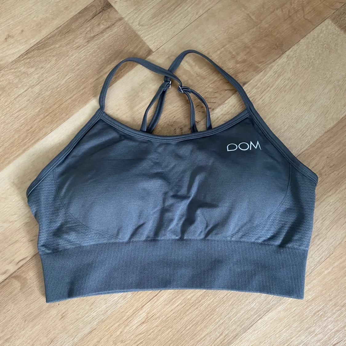 Grå sporttopp från Drop of Mindfulness