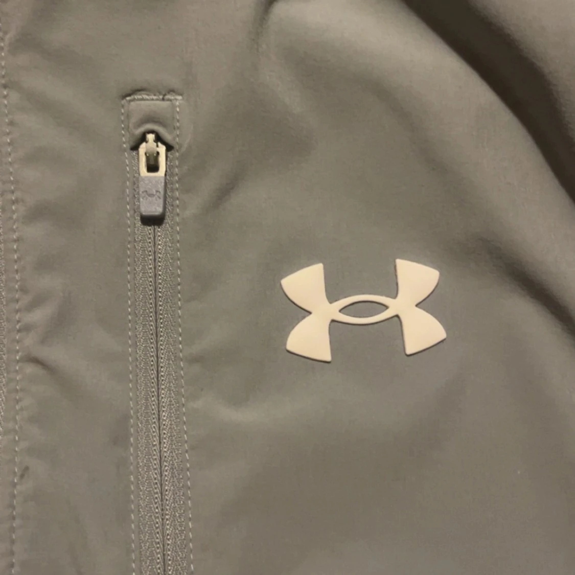 Grå vindjacka från Under Armour - 2