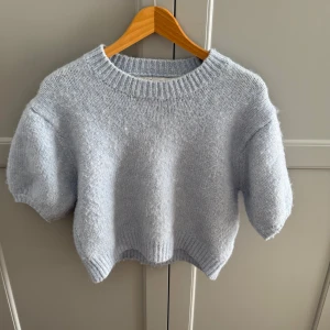 Ljusblå stickad tröja från Zara - Supermysig ljusblå stickad tröja från Zara med korta ärmar💕