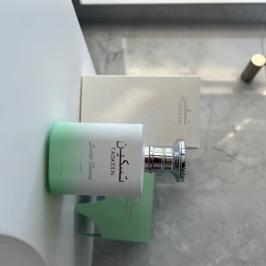 Taskeen Lactea Divina Paris Corner parfym -  Taskeen Lactea Divina från Paris Corner. Ca 10ml dagna för macerering men beslutat mig för att det inte är min typ av doft. Mycket lik Blanche bete ! 