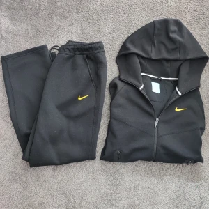 Nike NOCTA svart set tracksuit  - Svart Nocta tracksuit perfekt nu för hösten. Storlek M. Finns absolut inga fel med dressen. Säljer den nu eftersom den inte längre passar mig. Priset kan enkelt diskuteras. Kom i dm för prisförslag och fler bilder. 
