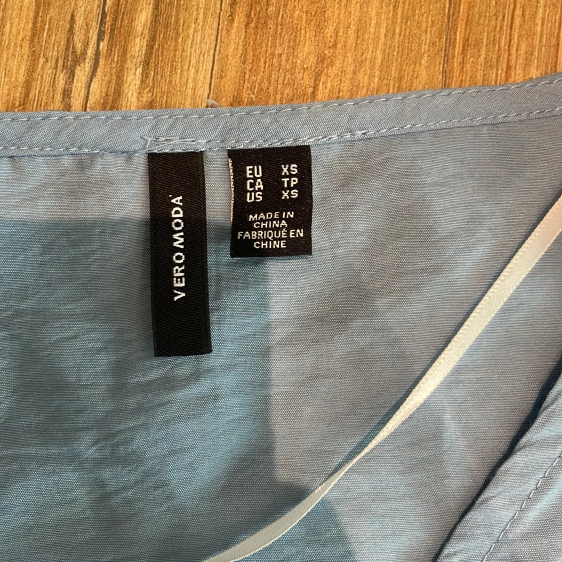 Blå blus med v-ringning från Vero Moda - 2