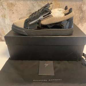 Giuseppe Zanotti - Helt nya Giuseppe Zanotti skor i storlek 41. Mitt pris: 2600kr!! Nypris: ca 6900kr. Hör av er vid frågor och funderingar!