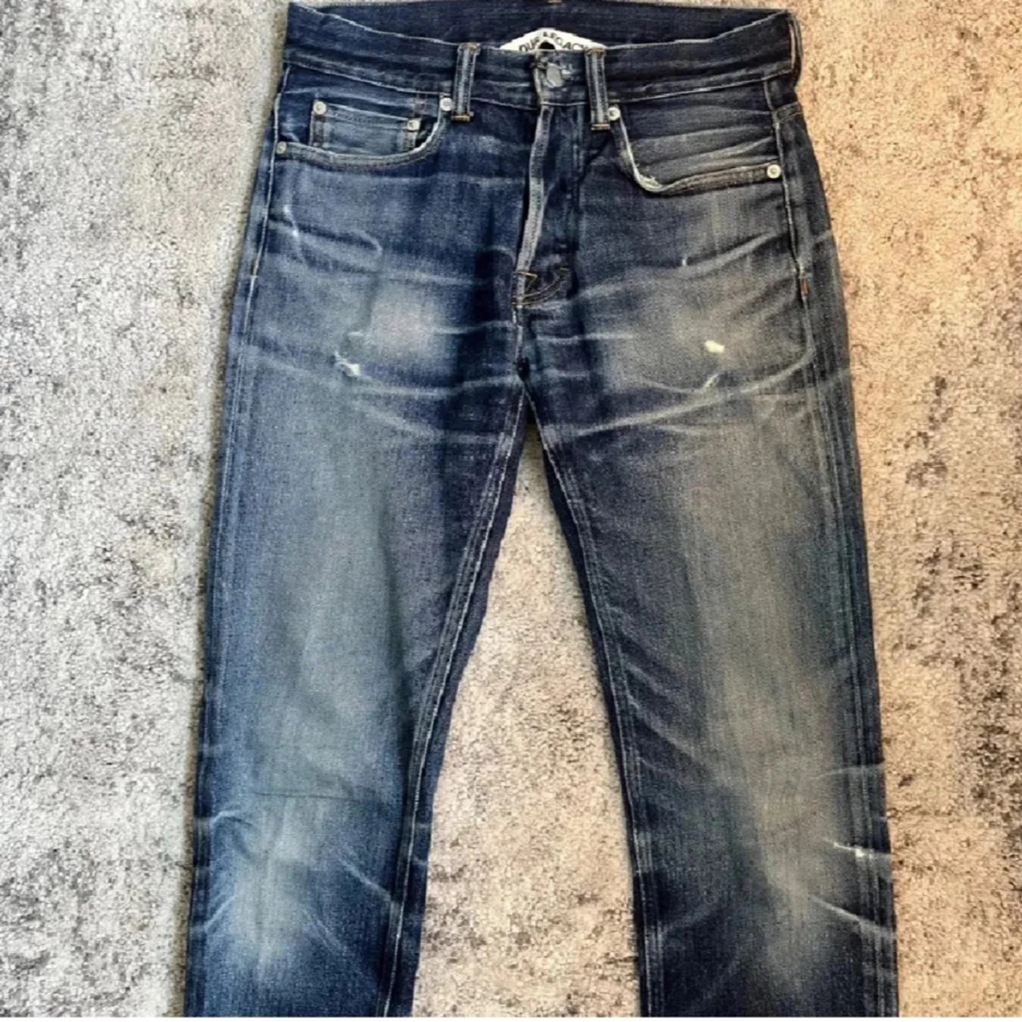 Blå jeans från Our Legacy med slitningar