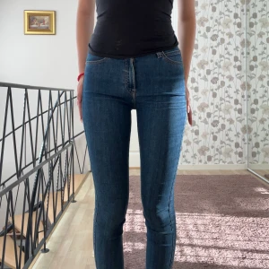 Blå skinny jeans från Lee - Snygga blå jeans från Lee med klassisk femficksmodell och skinny passform. Jeansen har hög midja och är tillverkade i stretchigt denim för en tight och bekväm känsla. Knappt använda och väldigt mjuka mot huden.