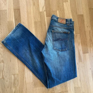 Nudie jeans  - Ett par Nudie  jeans modell ”regular Ralf”. Storlek 32x34. Grymt skick med fet tvätt kom dm för mått eller andra frågor! 