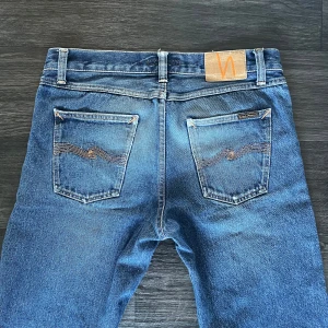 Nudie jeans - Gritty Jackson  - Nudie jeans I modellen gritty Jackson som är en straight fit model som efterliknar den klassiska Levis 501 modell. Jeansen är i bra skick och är i storlek W31 L34. Vid fler frågor är det bara att höra av sig mvh FABIANFASHION 