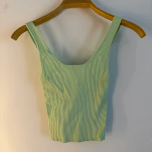 Grönt linne Zara  - Mintgrön ribbad crop top med breda axelband och rund halsringning. Storlek S
