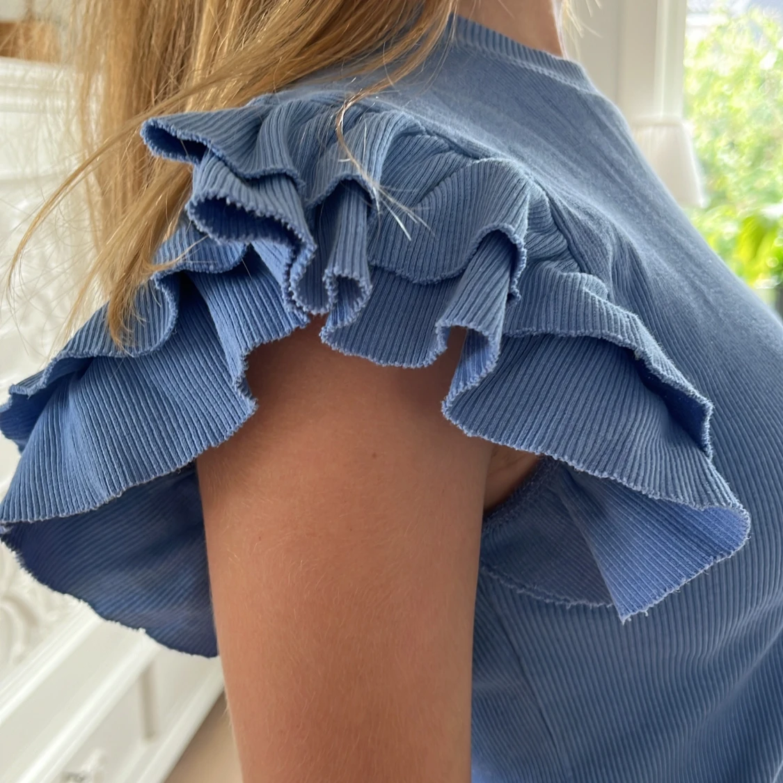 Blå ribbad topp med volangärmar - 2