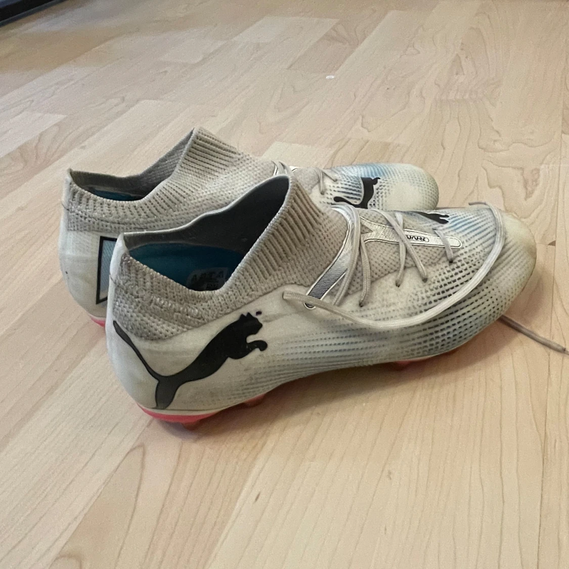 Puma vita fotbollsskor med rosa dobbar utan skolådan  - 1