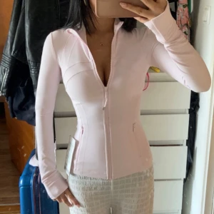 Lululemon define jacket - Lululemon define jacka i färg blissful pink storlek 0, prislapp kvar