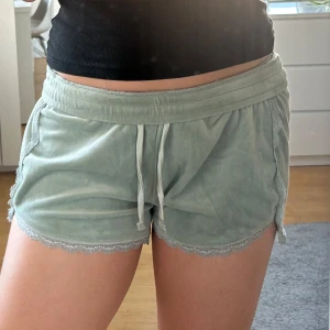 Shorts - Snygga sköna mjukisshorts i storlek M! Säljer dom pågrund av att jag aldrig använder dom! Glömt vart de är köpta men märket verkar vara ”ISABELLA”. Det är i väldigt gott skick! Skriv om du har frågor eller om du undrar något! 💖