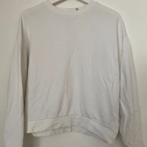 Vit sweatshirt från Weekday XS - En clean och enkel vit sweatshirt från Weekday i storlek XS. Tröjan har rund hals, långa ärmar och en loose passform. 
