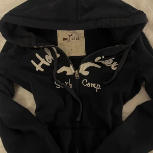 Mörkblå hoodie från Hollister med dragkedja - Super snygg mörkblå zip up hoodie från hollister !! 💞💞 använt fåtal gånger. 💖💖