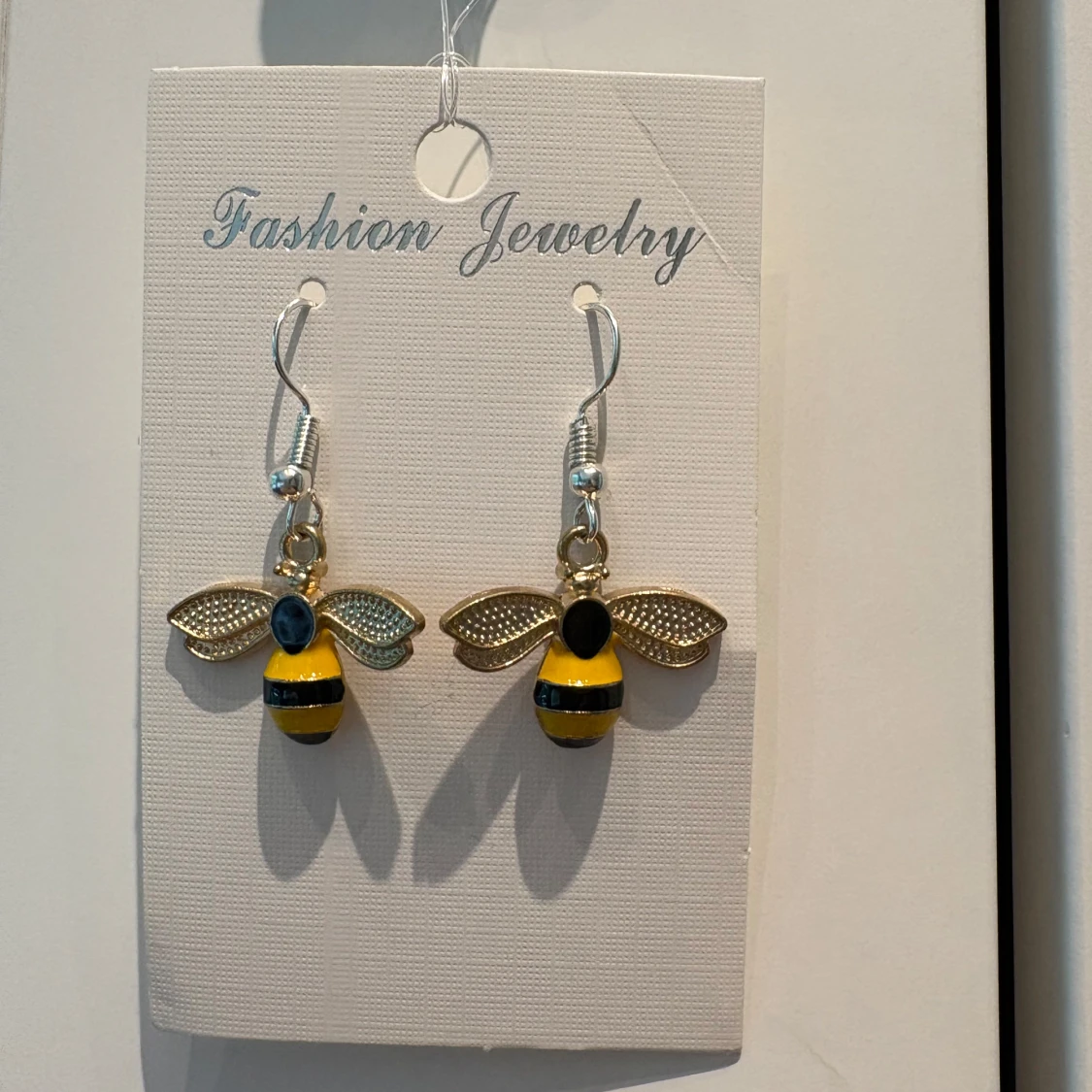 Söta bi-örhängen i guld och gul