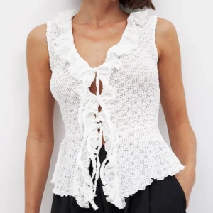 topp - superfin vit topp från nakd, använd 2 gånger så i jättefint skick. Slutsåld. Stretchig så passar även S