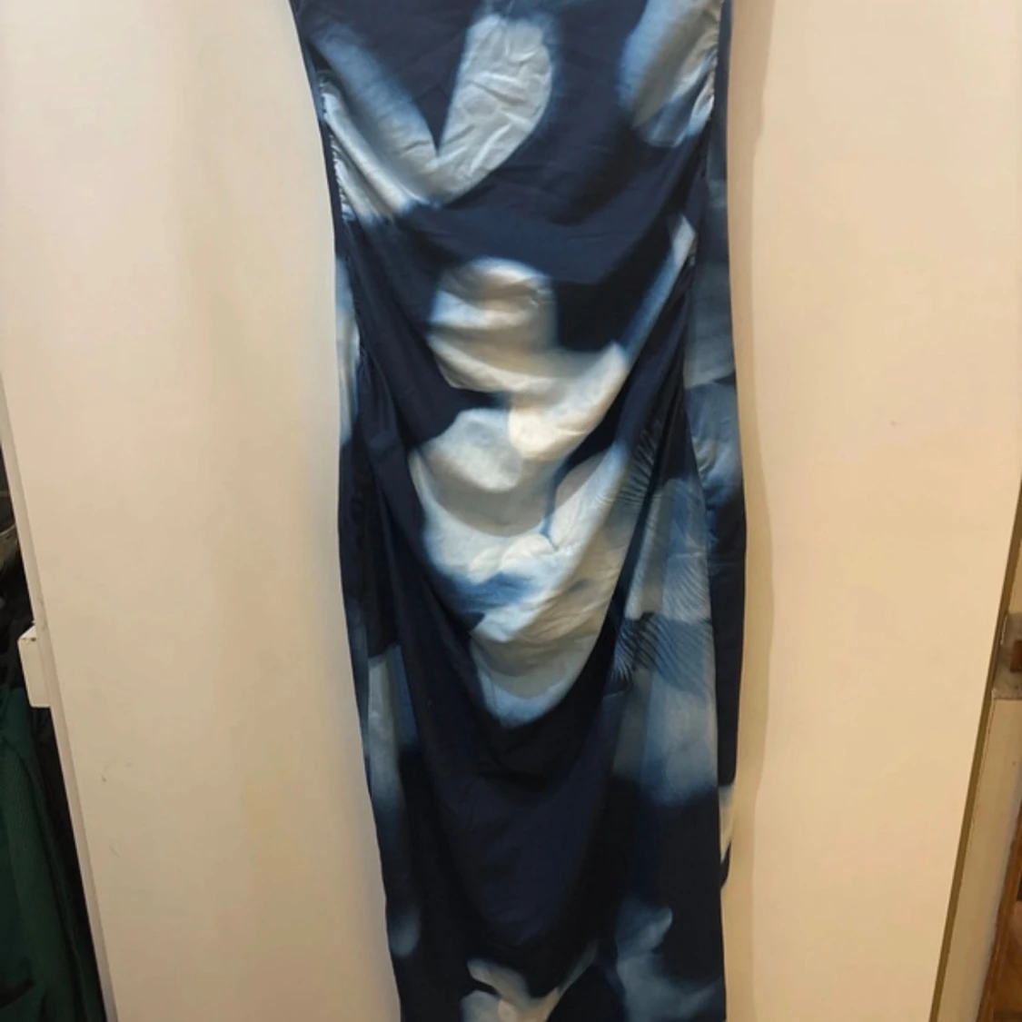 Blommig blå långklänning - 1