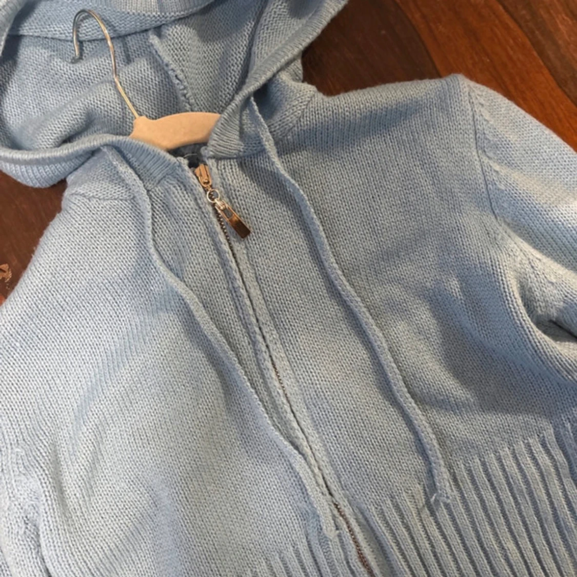 Ljusblå stickad hoodie med dragkedja