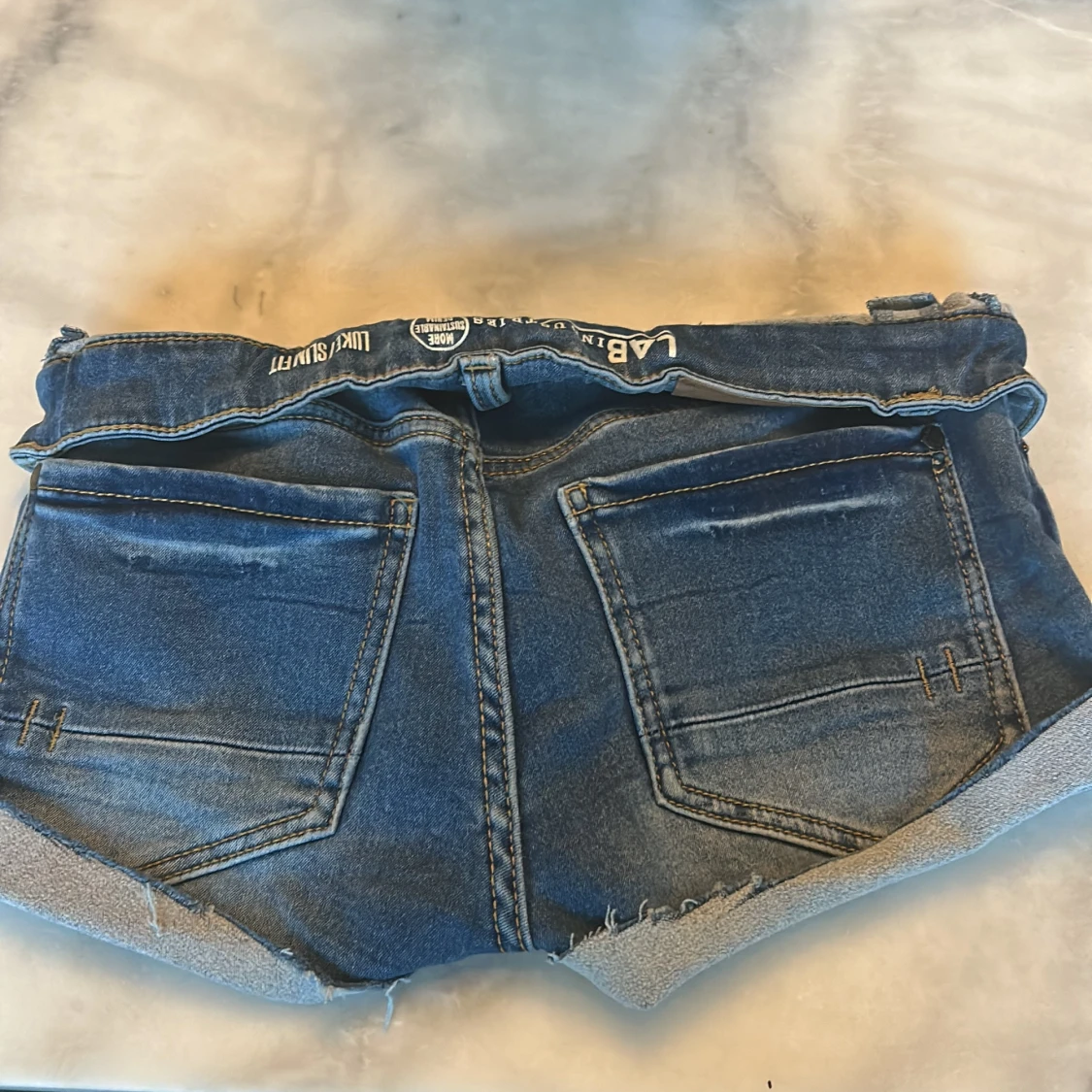 Blå jeansshorts med rå kant - 3