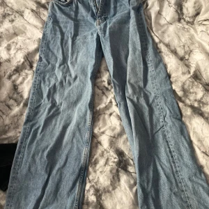 Ljusblå jeans från Monki, storlek 27 - Säljer ett par klassiska ljusblå BAGGY jeans från Monki i storlek 27. 