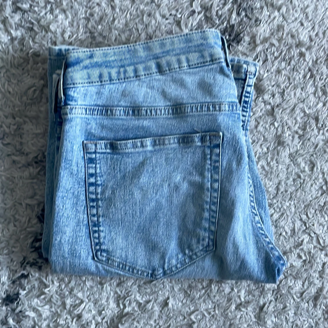 Ljusblå bootcut jeans från HM slitning - 3