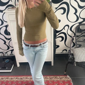 Adsgn topp - Grön topp från A dsgn i storlek xs. Har några nopprig (se bild)