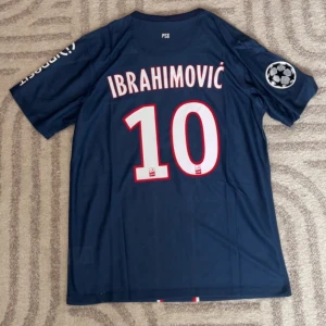 PSG 12/13 Ibrahimović - Replika PSG  tröja helt ny med tags med Ibrahimović på ryggen. För fler bilder eller frågor tveka inte att skriva i dm. Fler tröjor i profilen. Se bio för tvättråd 