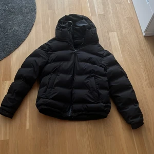 Svart vinterjacka från pull and bear  - Säljer min svart vinter pufferjacket från pull and bear, knappt använd någon gång, jättebra skick och kvalitet!