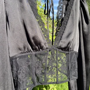 Svart Topp - THE TOPP.   Otroligt fin topp från Zara!! Knytes vid nacken och det finns en dragkedja på sidan vid ”korsetten”  Lyxig appearance😍. Har tyvärr inte kommit till användning mer än 1 gång & är nu för liten så därför säljes den.  Nyskick! Nypris: 400 kr