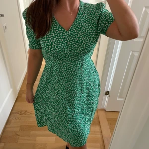 Blommig klänning - Blommig grön klänning från Lindex i strl M o fint skick! Så skönt material 💌