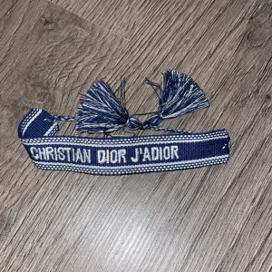 Dior armbanf - Mörkblått Christian Dior armband med justerbara tofsar. Den kostar 130 och inge andra prisförslag eller förhandlingar. 