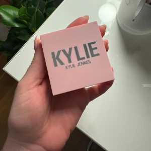 Kylie Jenner Winter Kissed Rouge - Säljer ett Kylie Jenner Pressed Blush Powder i färgen Winter Kissed. Jag köpte det under kicks sommarrea men de har inte kommit till användning och därför säljer jag det nu. Hör gärna av dig vid frågor💗