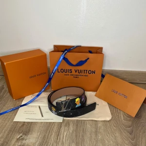 Svart bälte - Helt nyt bälte. Fantastiskt mönster och färg.         Medföljer: Allt som syns på bilden                                                        Priset går att diskutera.                                               Fler snygga och nya accessoarer på profilen.