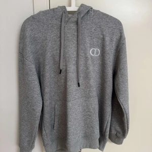  Christian D1or Hoodie  - Helt ny. Pris går att diskuteras vi snabb affär. Fraktar alltid samma dag🚙