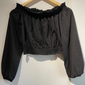 Svart offshoulder croppad blus - Söt offshoulder blus som bara har används en gång💞