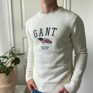 Gant tröja  - Kolla slide 5 för den riktiga färgen då ljuset blev lite konstigt. Inga defekter. Modellen är 180,75 kg och bär M. Kom med frågor! 