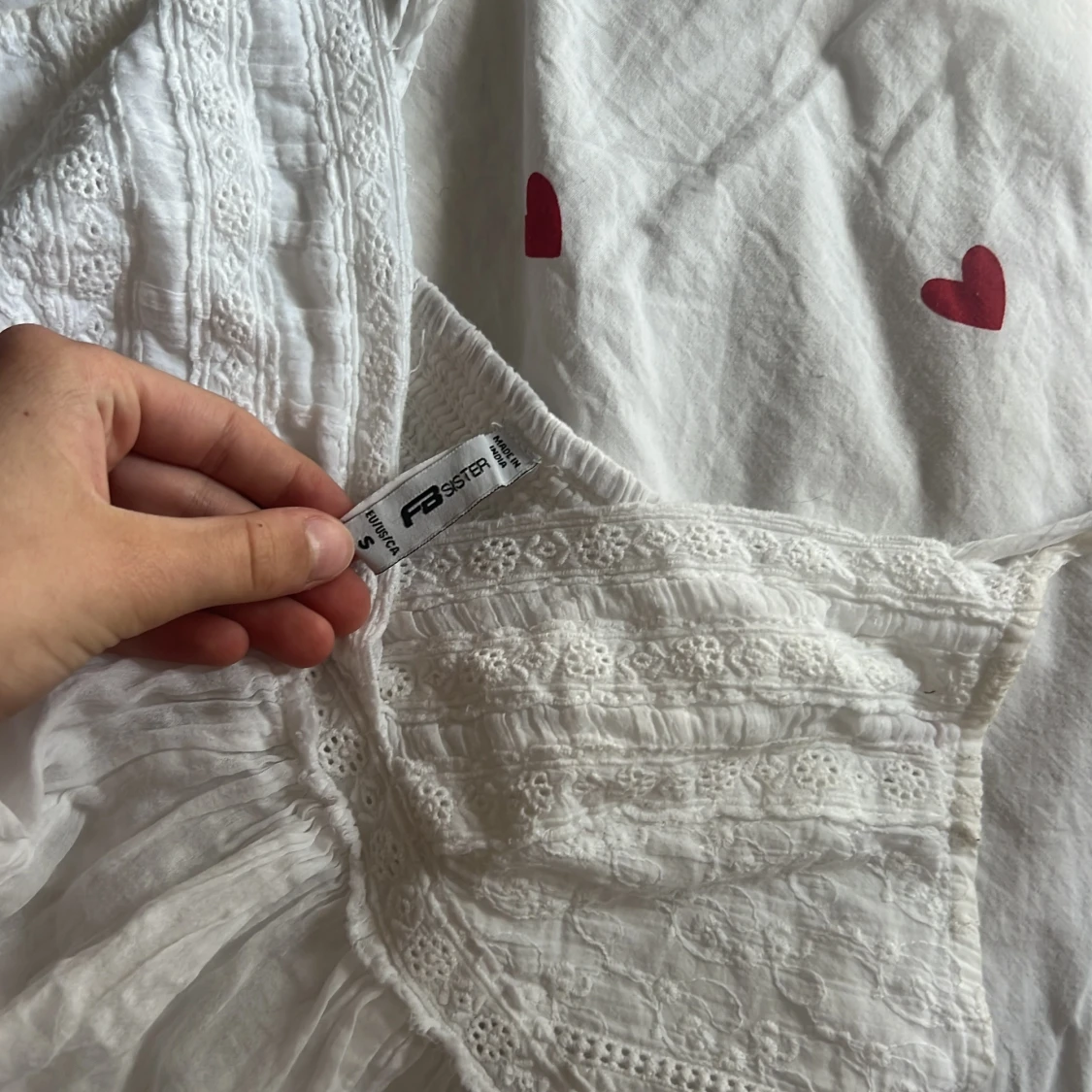 Vit omlott linnetopp med volanger - 2