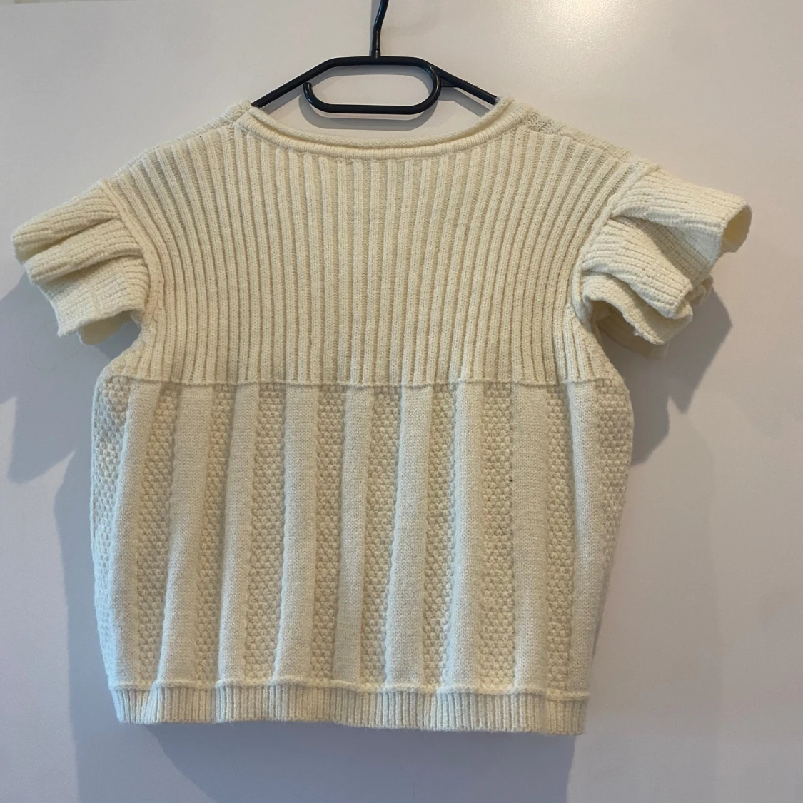 Vit stickad tröja med puffärm från Gnefit - 2