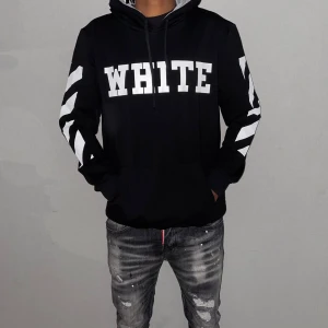 Off white hoodie strl M - En off white hoodie i storlek M. Helt ny. Fin replika med grym kvalitet. Pris: 799kr skickas direkt inom 24h